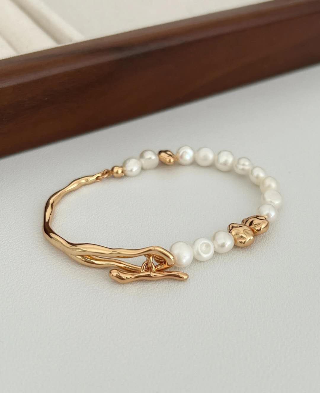 Pulsera perla natural de agua dulce y plata de ley S925 baño de oro 18K