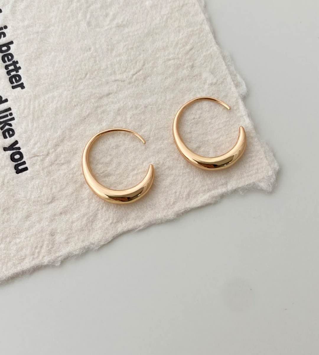 Pendiente luna invertida plata de ley S925 baño de oro 18K