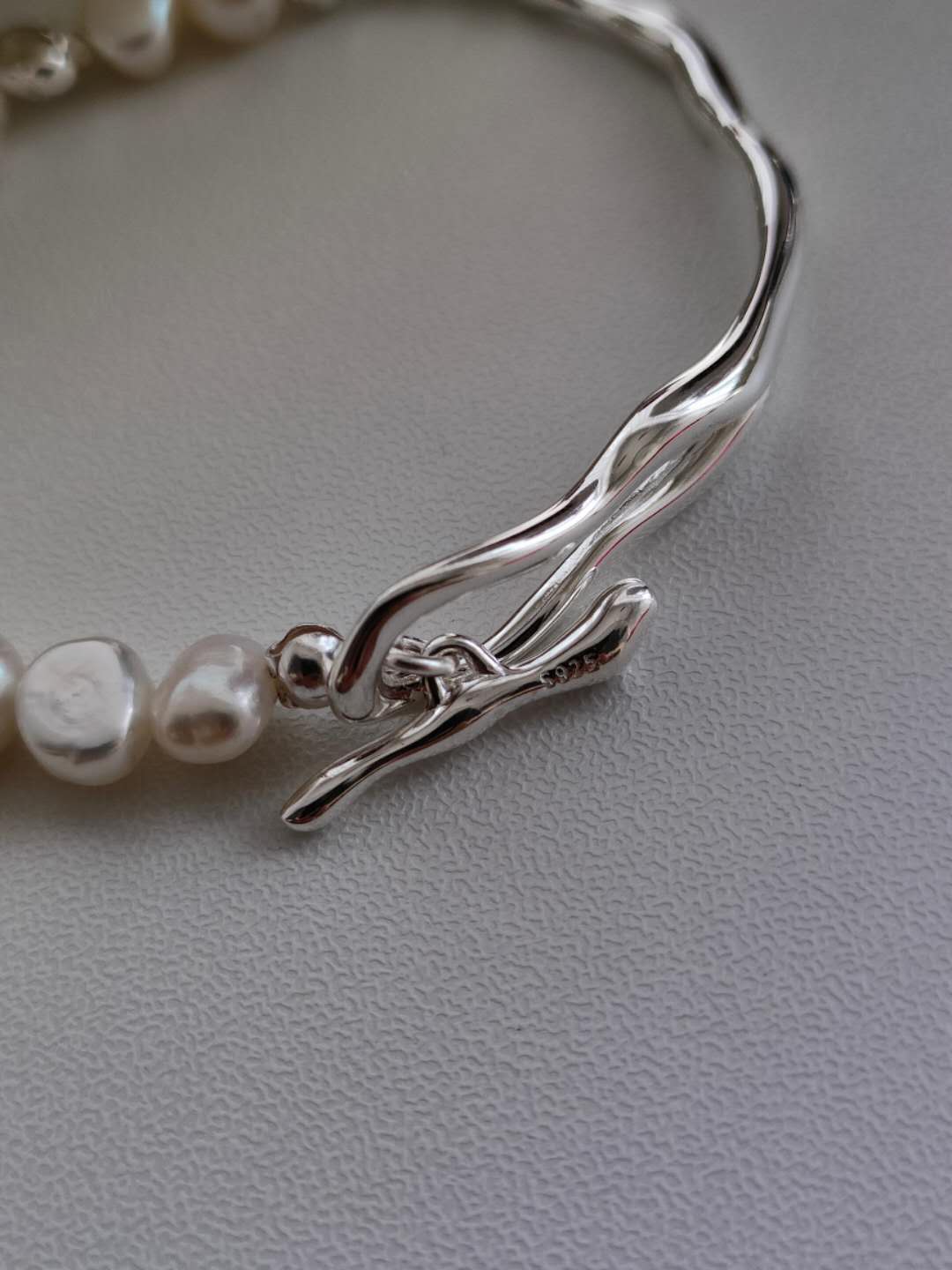 Pulsera perla natural de agua dulce y plata de ley S925 baño de oro 18K