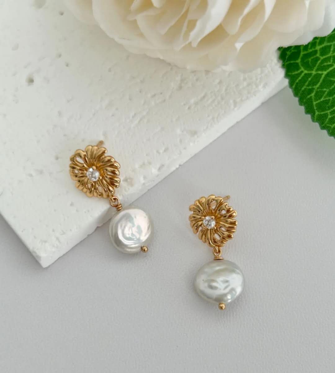 Pendiente de plata de ley S925 bañado en oro 18K y perla de agua dulce