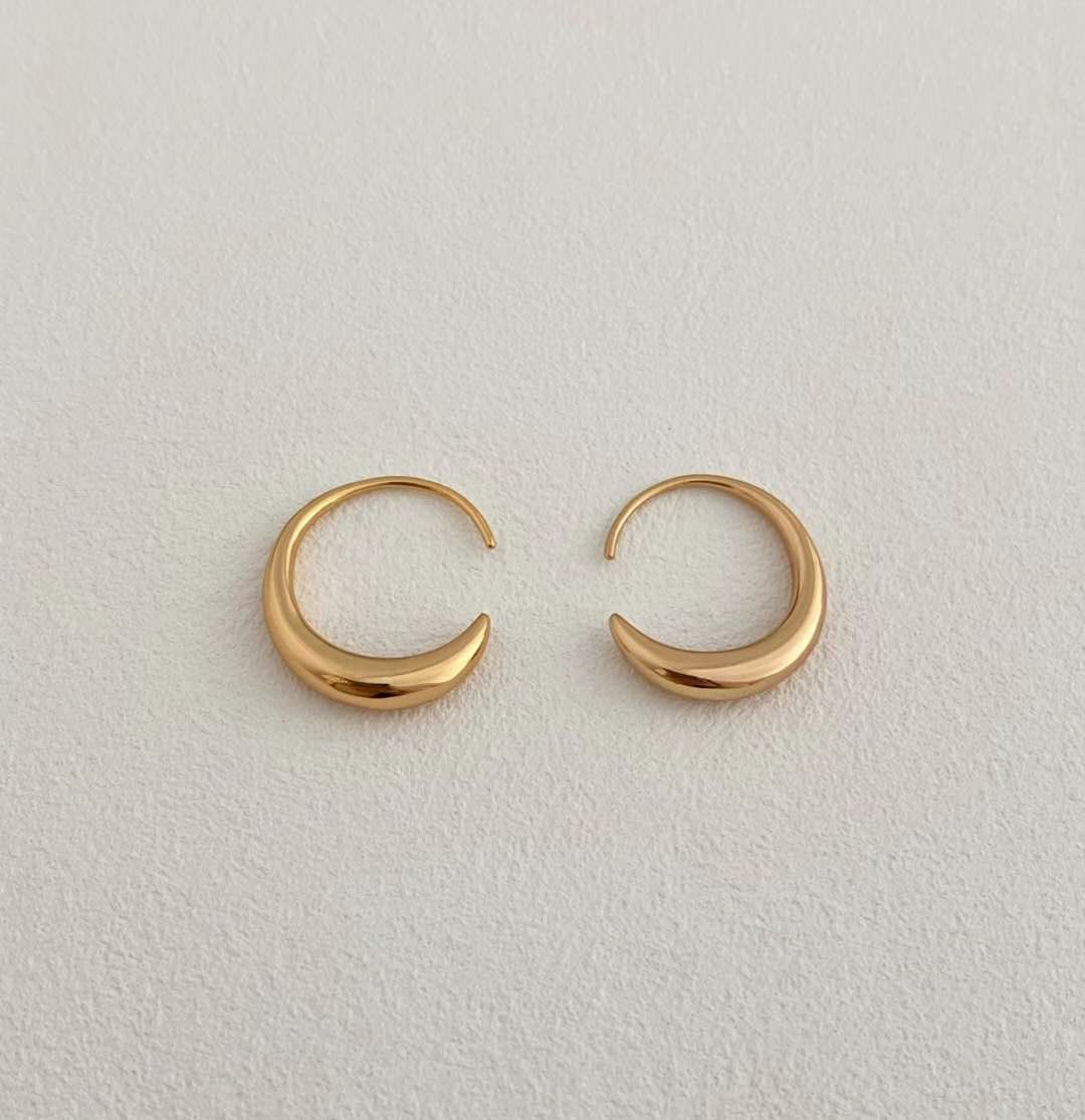 Pendiente luna invertida plata de ley S925 baño de oro 18K
