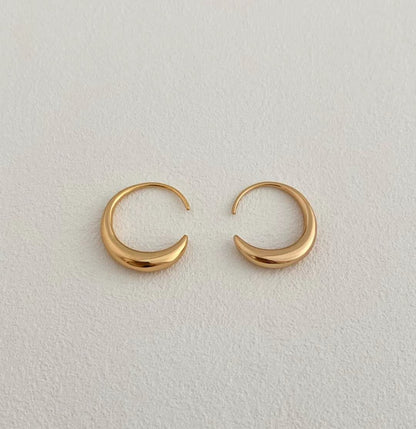 Pendiente luna invertida plata de ley S925 baño de oro 18K
